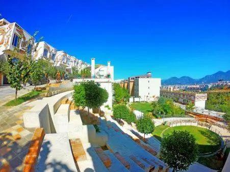Apartamento Deluxe Flat With Garden_Tirana Exterior foto