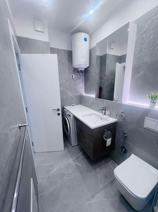 Apartamento Deluxe Flat With Garden_Tirana Exterior foto