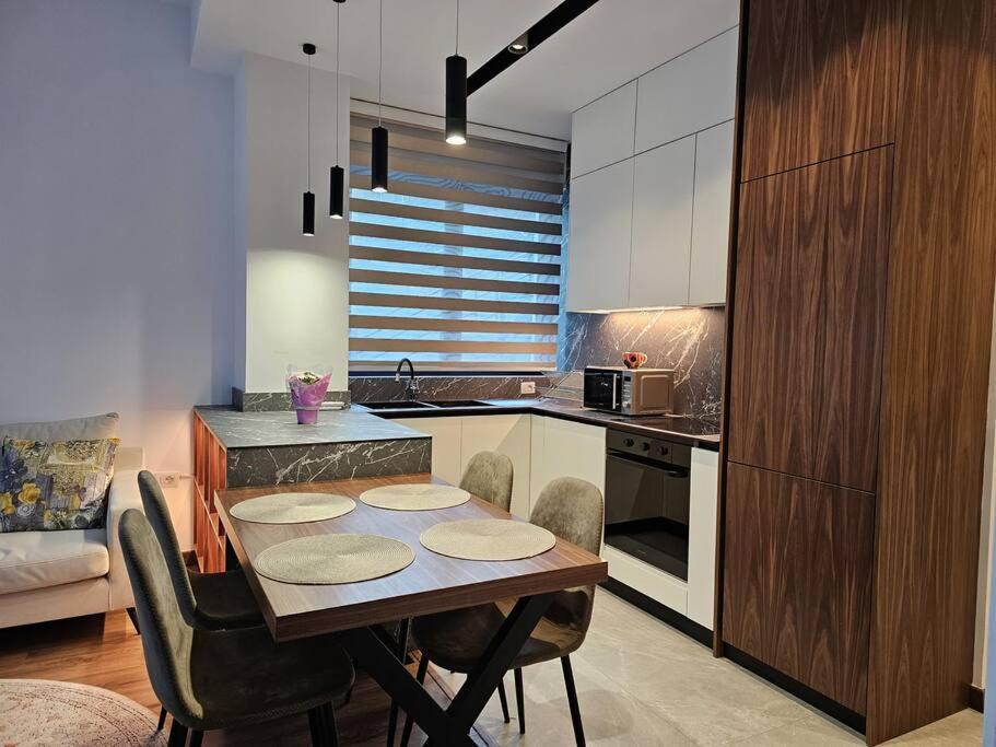 Apartamento Deluxe Flat With Garden_Tirana Exterior foto