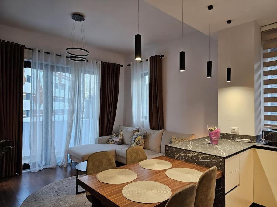 Apartamento Deluxe Flat With Garden_Tirana Exterior foto