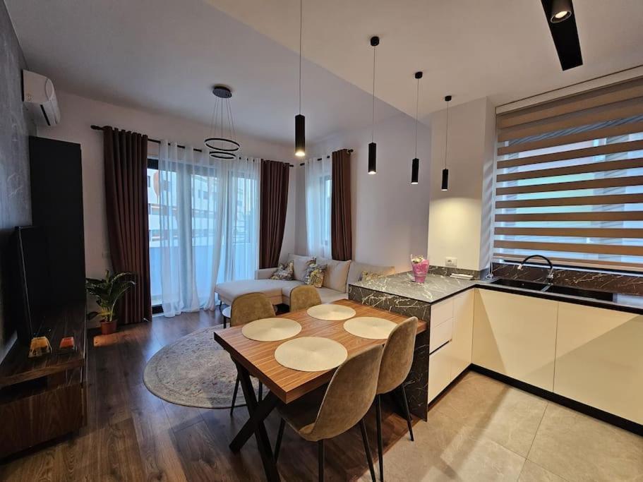 Apartamento Deluxe Flat With Garden_Tirana Exterior foto