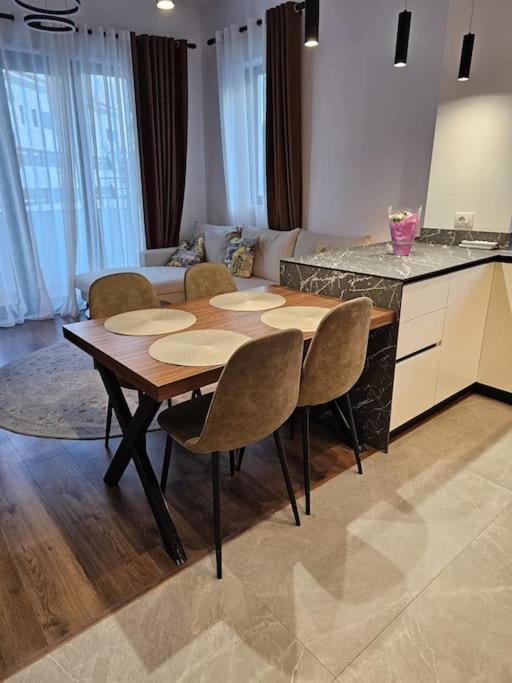 Apartamento Deluxe Flat With Garden_Tirana Exterior foto