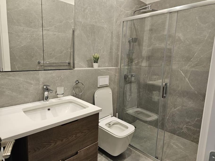 Apartamento Deluxe Flat With Garden_Tirana Exterior foto